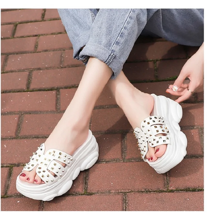 Новые летние модные заклепки с украшением в виде пряжки женская Шлепанцы из материала на основе к любому предмету, повседневные, утолщённые...
Новые летние модные заклепки с украшением в виде пряжки женская Шлепанцы из материала на основе к любому предмету, повседневные, утолщённые...