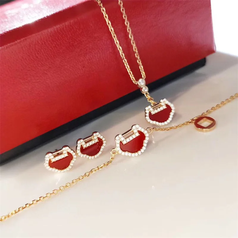 In Stock Sterling Lock-shaped Luxury Jewelry Set for Women Silver 925 Pandant Necklace Bracelet and Stud Earrings
In Stock Sterling Lock-shaped Luxury Jewelry Set for Women Silver 925 Pandant Necklace Bracelet and Stud Earrings