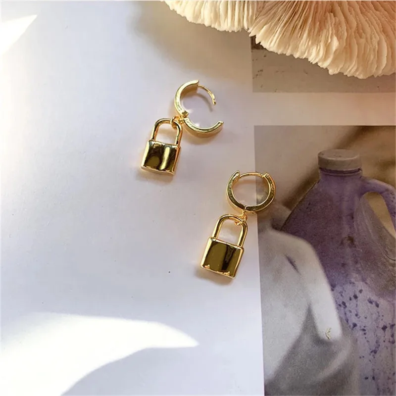18 K In Europe And The Metal Lock Earrings Web Celebrity Temperament Hip-hop Retro Personality Stud Earrings Women Jewelry Gift
18 K In Europe And The Metal Lock Earrings Web Celebrity Temperament Hip-hop Retro Personality Stud Earrings Women Jewelry Gift