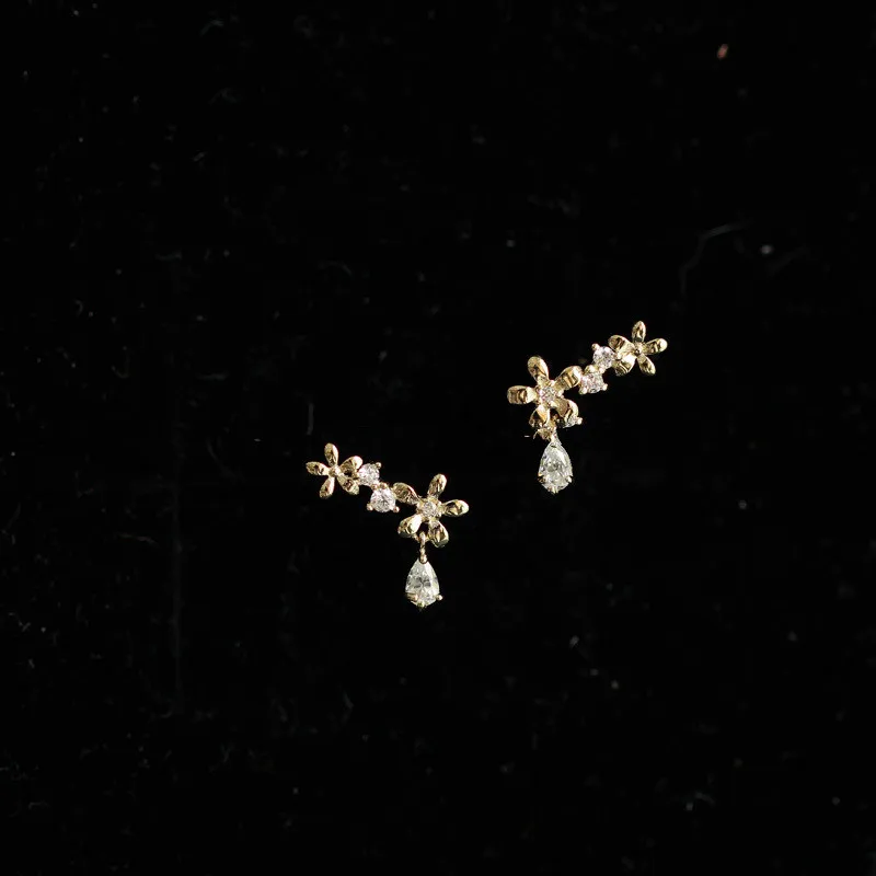 Серьги-подвески из серебра 925 пробы, Корейская версия, креативные, с золотым цветком и кристаллами, женские, позолоченные ювелирные изделия ...
Серьги-подвески из серебра 925 пробы, Корейская версия, креативные, с золотым цветком и кристаллами, женские, позолоченные ювелирные изделия ...