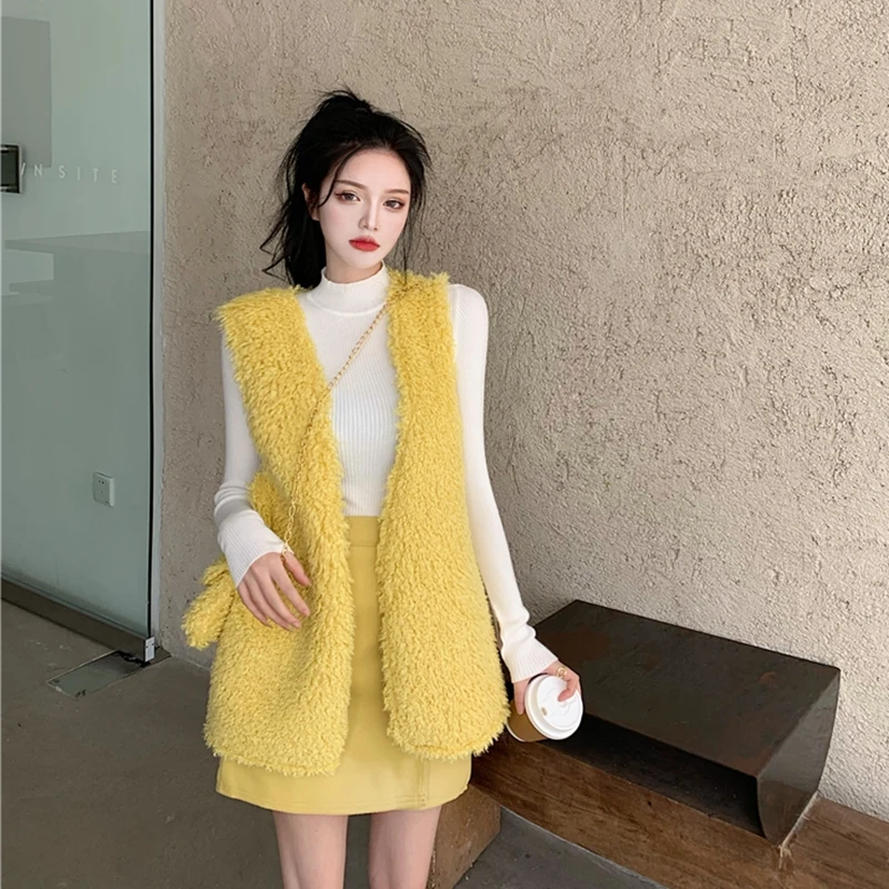 New Korean version of fur vest + high neck knitted bottoming shirt + high waist skirt three-piece suit
New Korean version of fur vest + high neck knitted bottoming shirt + high waist skirt three-piece suit