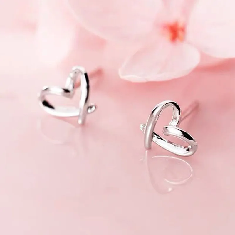 Minimalist Temperament Silver Color Hollow Heart Earrings for Women Light Luxury Accessories Copper Earrings Korea Girl Style
Minimalist Temperament Silver Color Hollow Heart Earrings for Women Light Luxury Accessories Copper Earrings Korea Girl Style