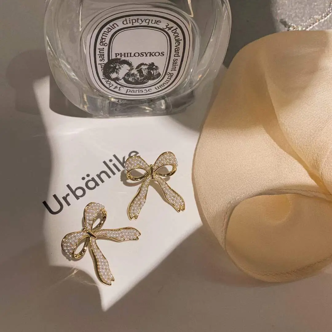 Bowknot Stud Earrings Fashion Jewelry 2020 Pearl Gold Earing for Women European Korean Trendy Elegant Luxury Design Hot Sale
Bowknot Stud Earrings Fashion Jewelry 2020 Pearl Gold Earing for Women European Korean Trendy Elegant Luxury Design Hot Sale