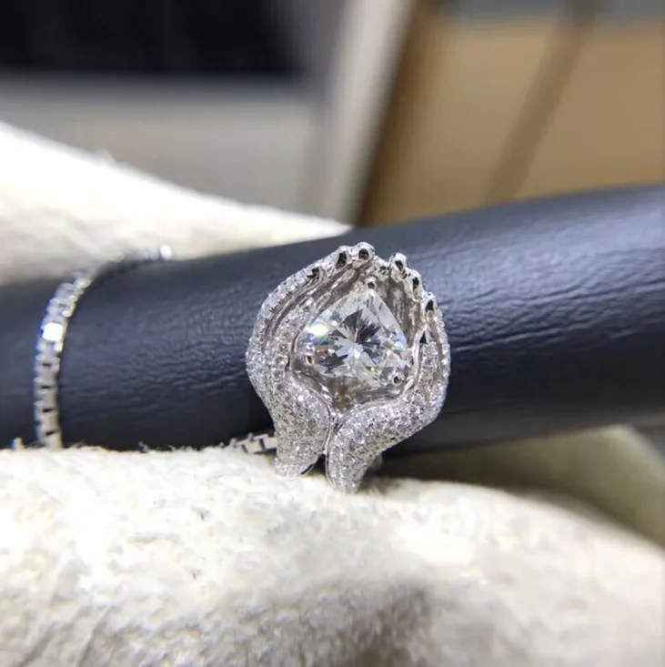 ANGLANG Fashion Girls Necklace with Silver Color Box Chain Heart Love CZ Hands Pendant Funny Necklace for Women Delicate Jewelry 
ANGLANG Fashion Girls Necklace with Silver Color Box Chain Heart Love CZ Hands Pendant Funny Necklace for Women Delicate Jewelry