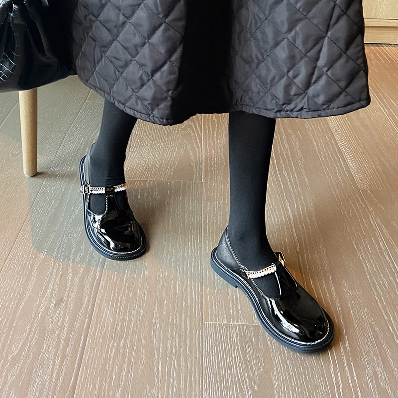 Prova Perfetto white black patent leather Platform shoes elegant round toe buckle strap pearl chain shoes low heel brogue shoes
Prova Perfetto white black patent leather Platform shoes elegant round toe buckle strap pearl chain shoes low heel brogue shoes