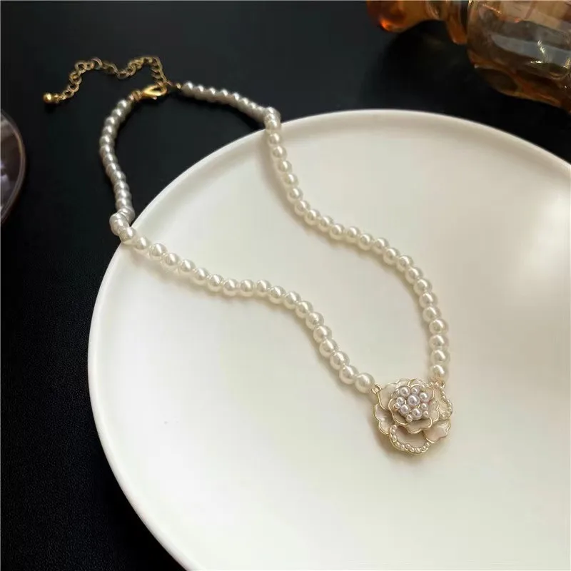 White Pearl Camellia Round Pendant Necklace Beaded Inlaid Intellectual Trend Party Travel Girl Valentine Women Jewelry Gift
White Pearl Camellia Round Pendant Necklace Beaded Inlaid Intellectual Trend Party Travel Girl Valentine Women Jewelry Gift