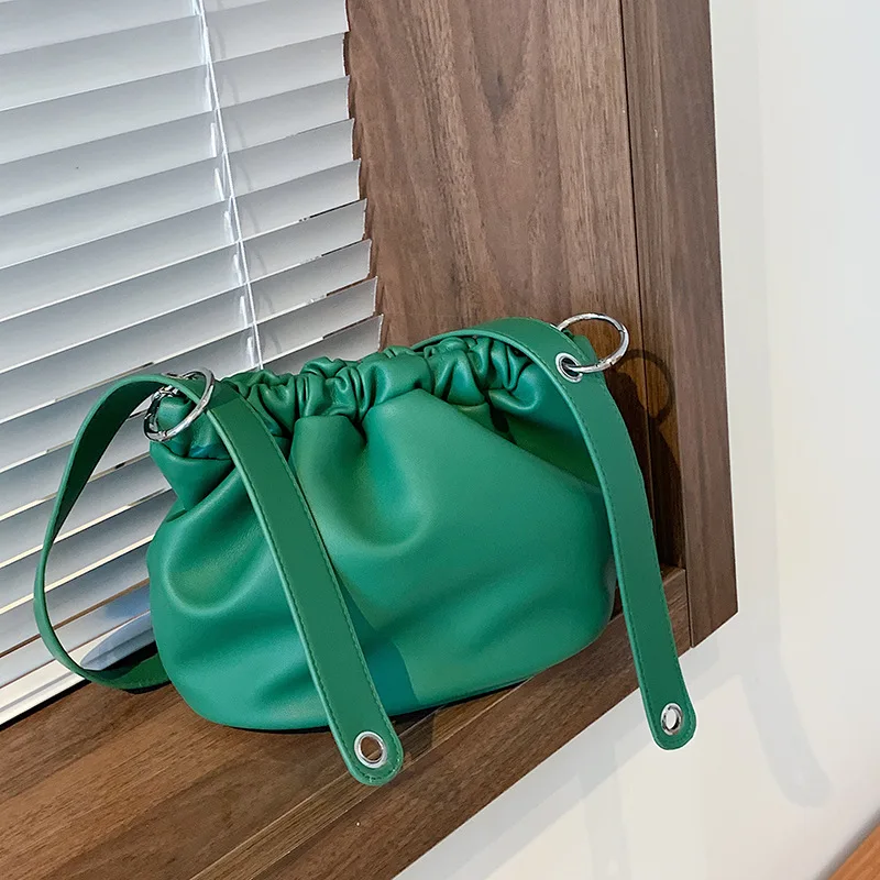 High Quality Ladies Messenger Bag 2021 New Pleated Handbag Korean Version of One-shoulder Armpit Dumpling Bag Messenger Bag
High Quality Ladies Messenger Bag 2021 New Pleated Handbag Korean Version of One-shoulder Armpit Dumpling Bag Messenger Bag