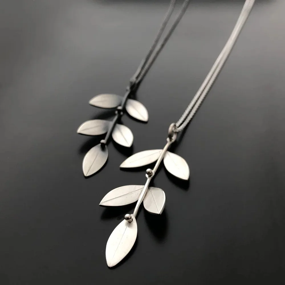 Vintage Simple Tree Leaf Necklace Europe and America Silver Plated Creative Willow Leaf Bohemian Necklace Women's Jewelry
Vintage Simple Tree Leaf Necklace Europe and America Silver Plated Creative Willow Leaf Bohemian Necklace Women's Jewelry
