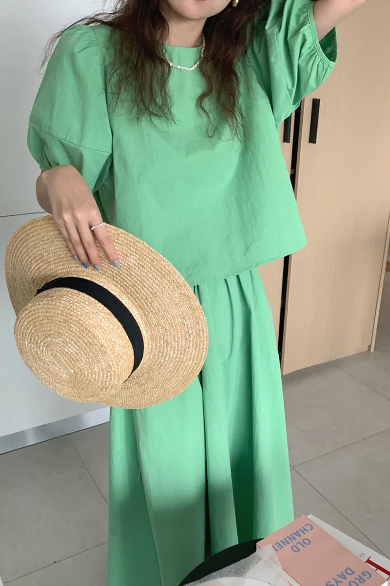 Korean chic simple wild round neck puff sleeve short shirt + high waist loose umbrella skirt two-piece skirt
Korean chic simple wild round neck puff sleeve short shirt + high waist loose umbrella skirt two-piece skirt