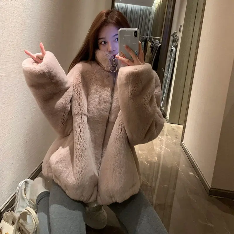 Women 2021 Autumn Winter New Imitation Rex Rabbit Fur Coats Female Loose Stand Collar Outwear Ladies Zipper Faux Fur Jacket Q570
Women 2021 Autumn Winter New Imitation Rex Rabbit Fur Coats Female Loose Stand Collar Outwear Ladies Zipper Faux Fur Jacket Q570