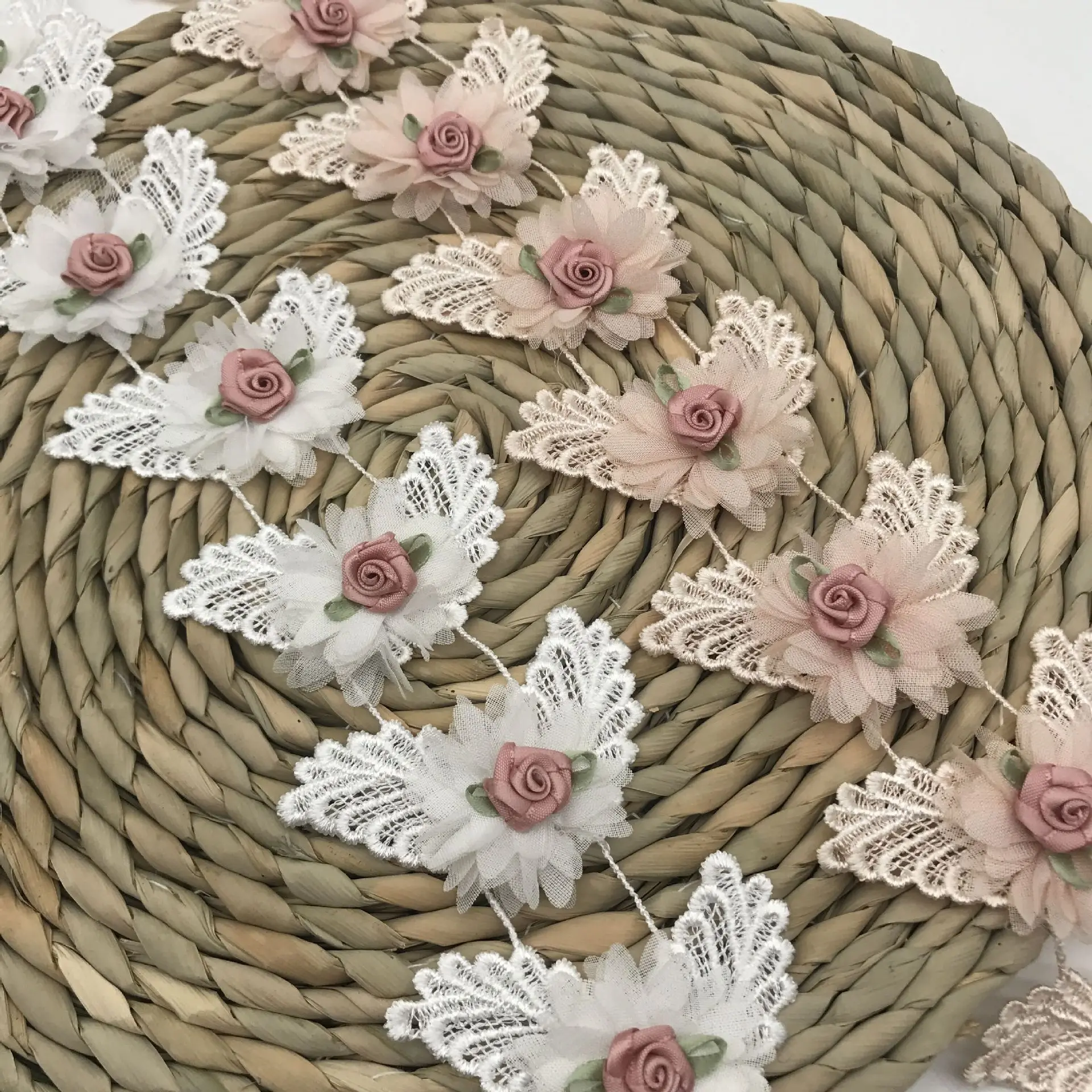 1 yards 7.5cm wide Lace Hollow 3D Daisy Flower Pearl Beaded Water-Soluble Ribbon for Diy Craft Bow Gift Flowers Packaging Decor
1 yards 7.5cm wide Lace Hollow 3D Daisy Flower Pearl Beaded Water-Soluble Ribbon for Diy Craft Bow Gift Flowers Packaging Decor