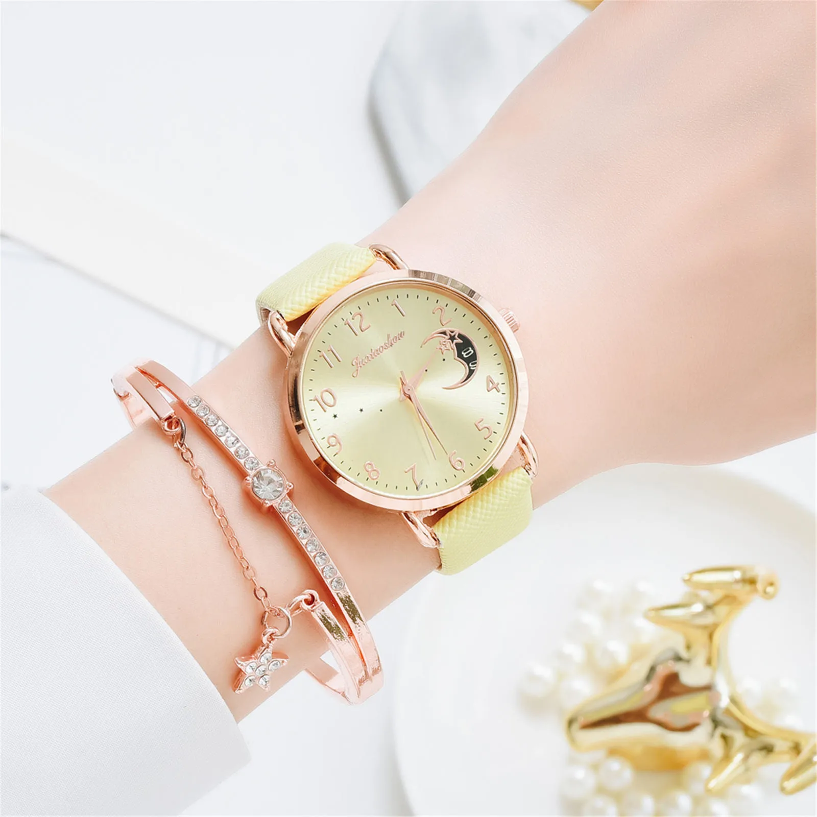 2021 New Sleek Minimalist Fashion With Strap Dial Women's Quartz Watch Gift Watch Bracelet Wristwatches Quartz Dress Watch
2021 New Sleek Minimalist Fashion With Strap Dial Women's Quartz Watch Gift Watch Bracelet Wristwatches Quartz Dress Watch
