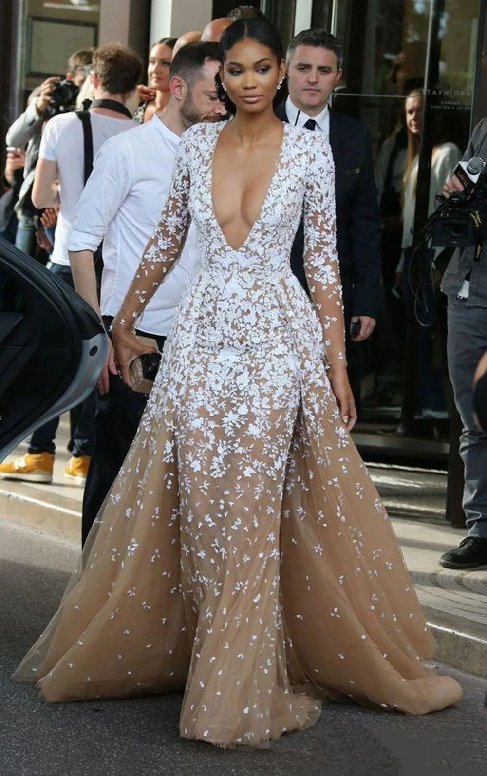 Champagne Tulle Pageant Celebrity Dresses with Long Seeves neck Lace Applique 2022 Winter Formal Evening Prom Gowns
Champagne Tulle Pageant Celebrity Dresses with Long Seeves neck Lace Applique 2022 Winter Formal Evening Prom Gowns