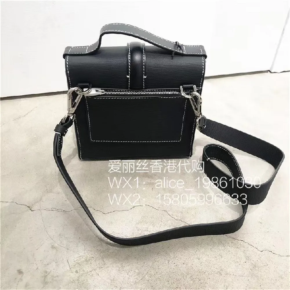 Hip Hop High Quality Metal Button Backpack Functional Tactical ALYX Bag Leather Crossbody ALYX Bag Men Women
Hip Hop High Quality Metal Button Backpack Functional Tactical ALYX Bag Leather Crossbody ALYX Bag Men Women