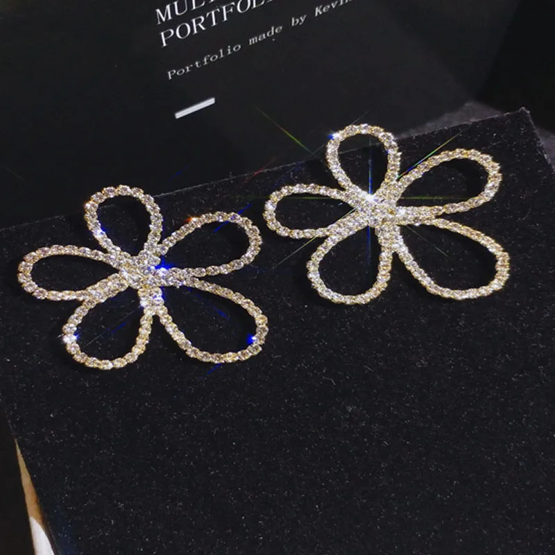 Milangirl Simple Hollow Out Flower Female Shiny Rhinestone Earrings Crystal Stud Earrings for Women for Party Bridal Jewelry
Milangirl Simple Hollow Out Flower Female Shiny Rhinestone Earrings Crystal Stud Earrings for Women for Party Bridal Jewelry