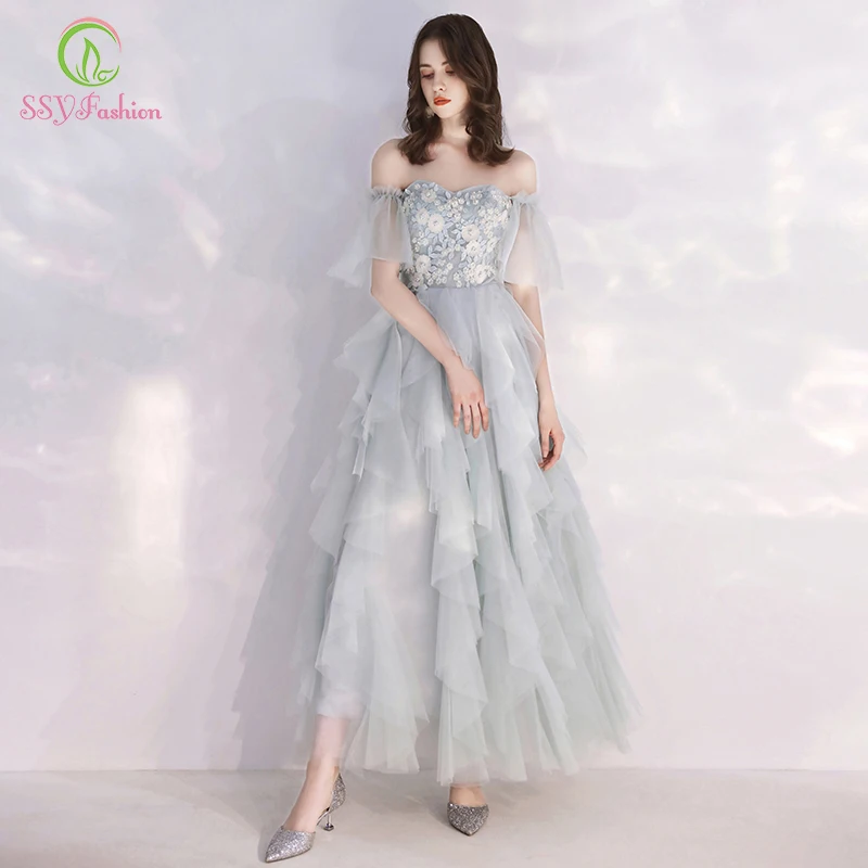 SSYFashion New Prom Dress Light Grey Romantic Sweetheart Lace Appliques Beading Tiered Ruffles Formal Gowns Vestido De Noche 
SSYFashion New Prom Dress Light Grey Romantic Sweetheart Lace Appliques Beading Tiered Ruffles Formal Gowns Vestido De Noche