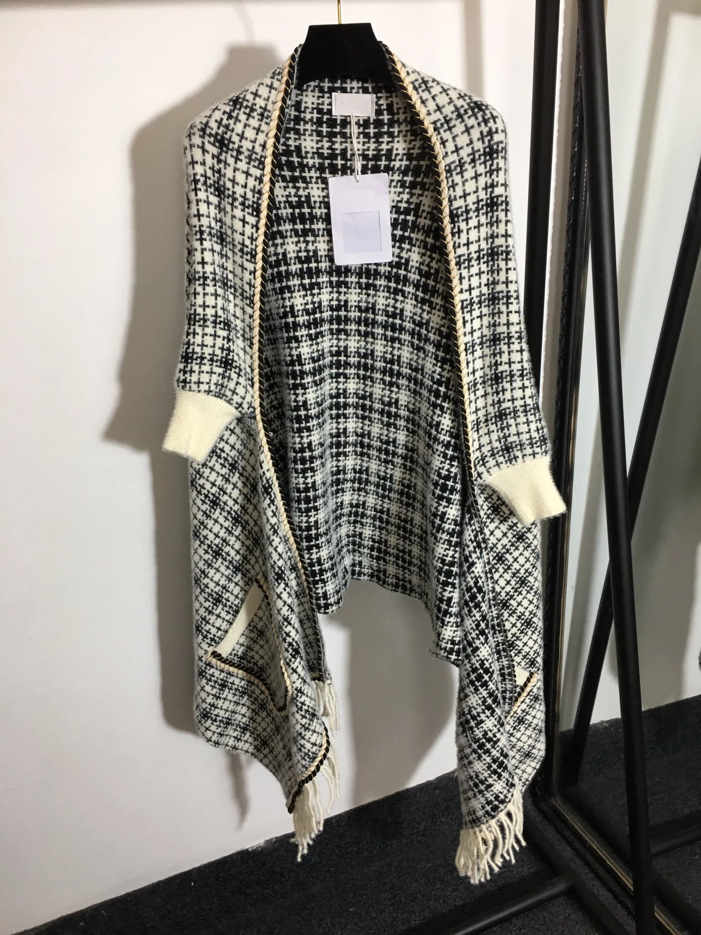 High Quality Autumn and Winter Women Plaid Printing Double-faced Tweed Tassel Long Sleeve Long Cape Coat
High Quality Autumn and Winter Women Plaid Printing Double-faced Tweed Tassel Long Sleeve Long Cape Coat