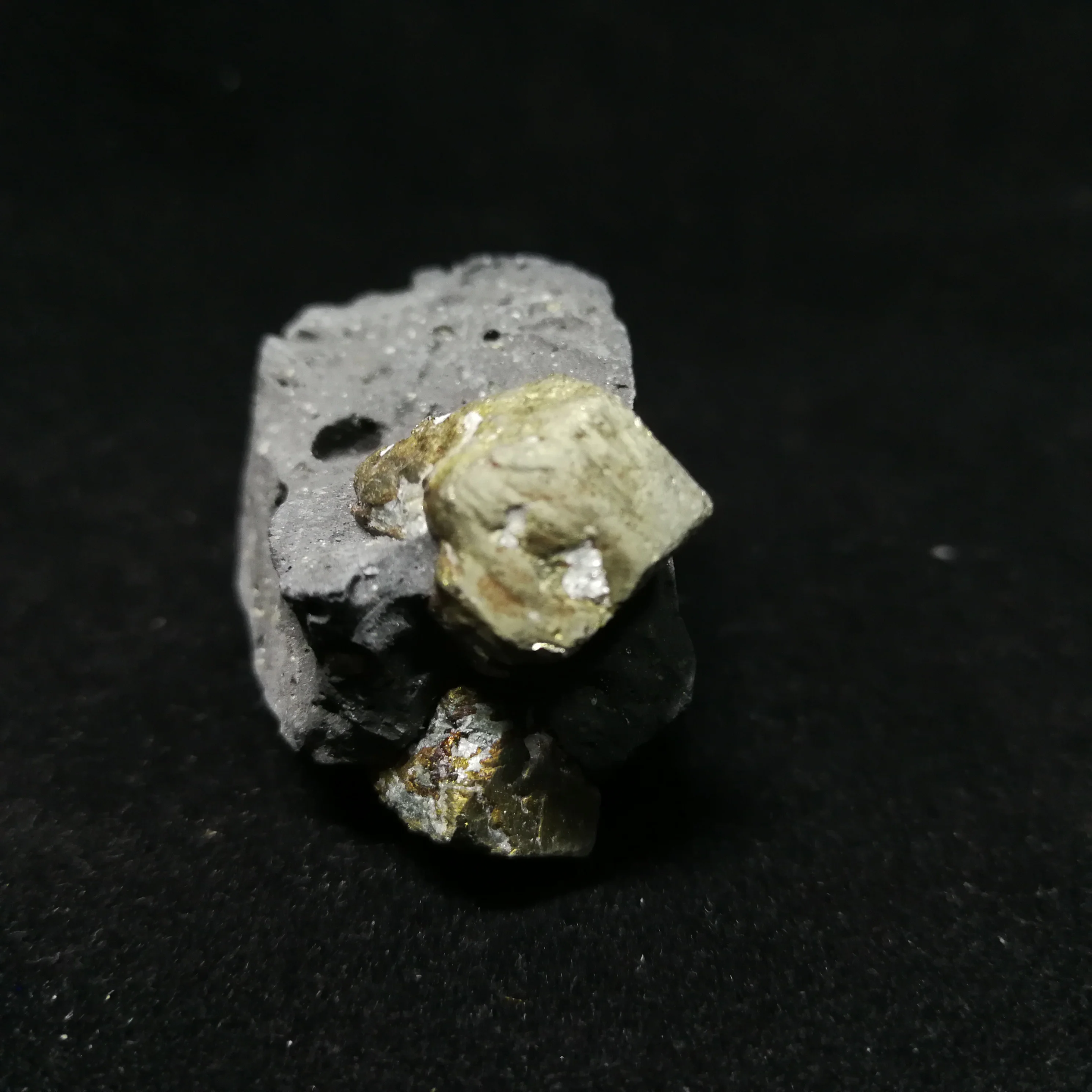 Образец из 43,0 природного пирита, вулканического песчаника, образец из минералов парагенеса 
Образец из 43,0 природного пирита, вулканического песчаника, образец из минералов парагенеса