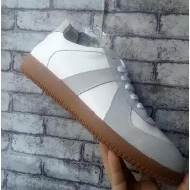 Кроссовки мужские кожаные, красного цвета, на шнуровке, на плоской подошве 
Кроссовки мужские кожаные, красного цвета, на шнуровке, на плоской подошве