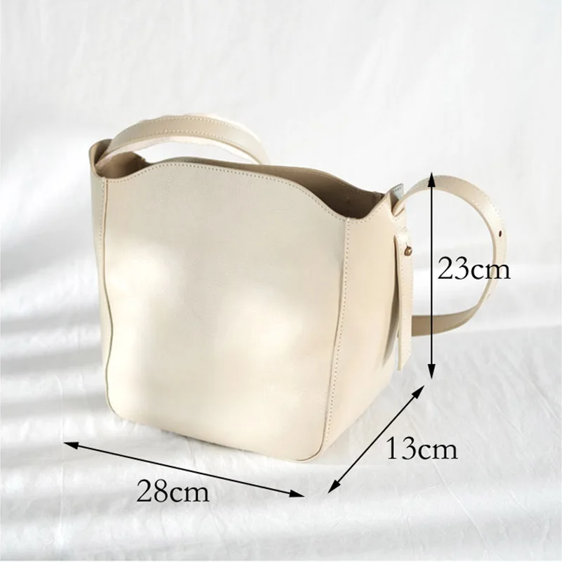 AETOO Leather bucket bag, female trendy messenger bag, fashionable large-capacity shoulder bag
AETOO Leather bucket bag, female trendy messenger bag, fashionable large-capacity shoulder bag
