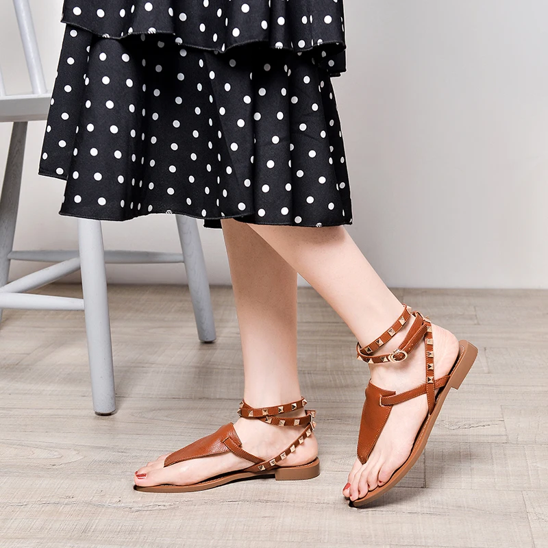 Clip toe Roman lace sandals 2020 new thick heel square head retro rivet models wild strap sandals female summer Z608
Clip toe Roman lace sandals 2020 new thick heel square head retro rivet models wild strap sandals female summer Z608