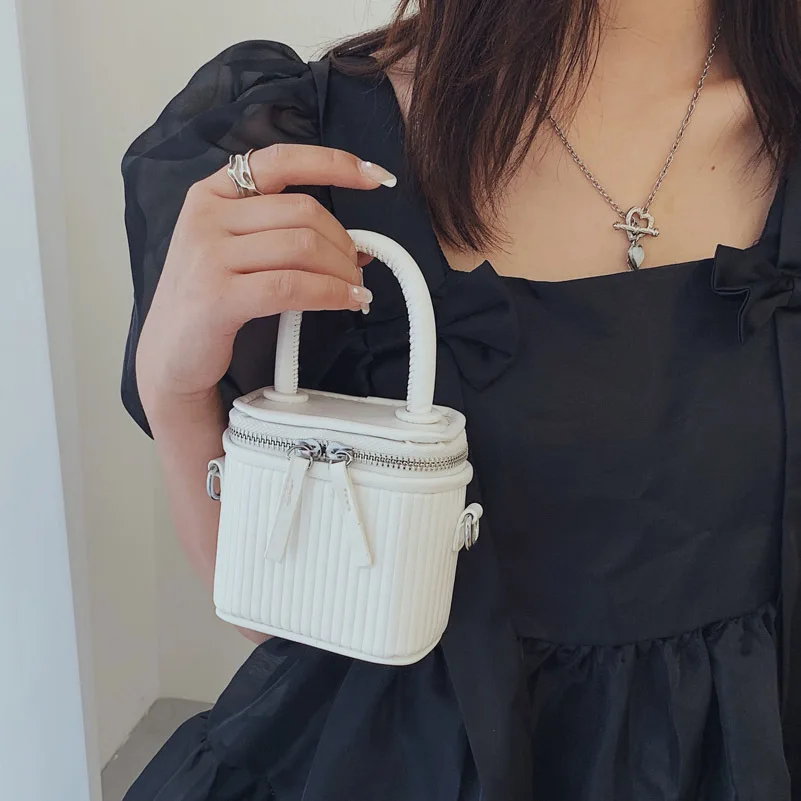 High-quality Ladies Shoulder Bag 2021 New Box Bag Trendy Striped Handbag Korean Version Single Shoulder Messenger Cosmetic Bag
High-quality Ladies Shoulder Bag 2021 New Box Bag Trendy Striped Handbag Korean Version Single Shoulder Messenger Cosmetic Bag
