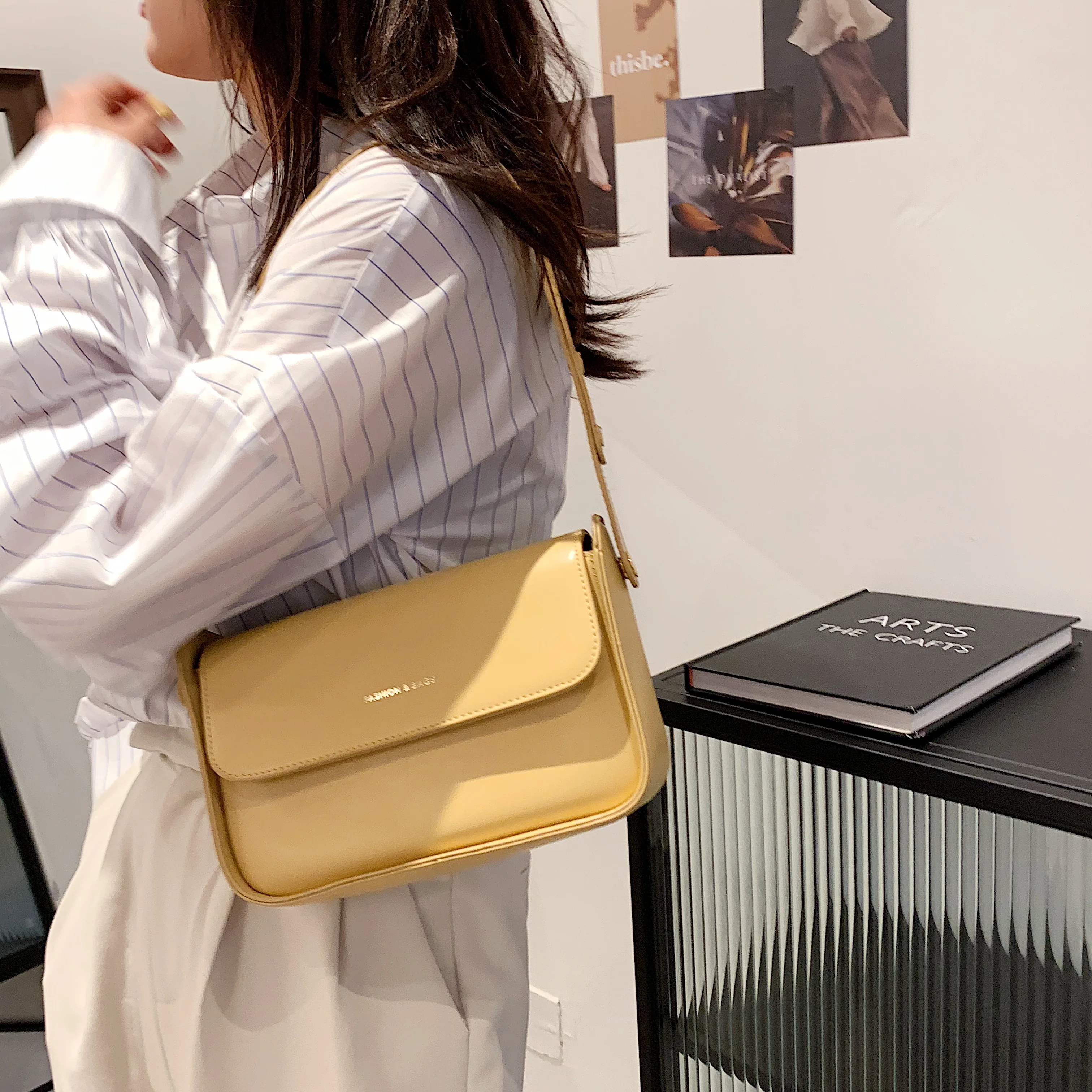 2021 fashion new small bag single room women's bag pure color Pu fabric noble temperament
2021 fashion new small bag single room women's bag pure color Pu fabric noble temperament