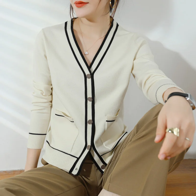 Little Xiangfeng V-necked cardigan knitwear women's 2021 new loose sweater size tide
Little Xiangfeng V-necked cardigan knitwear women's 2021 new loose sweater size tide
