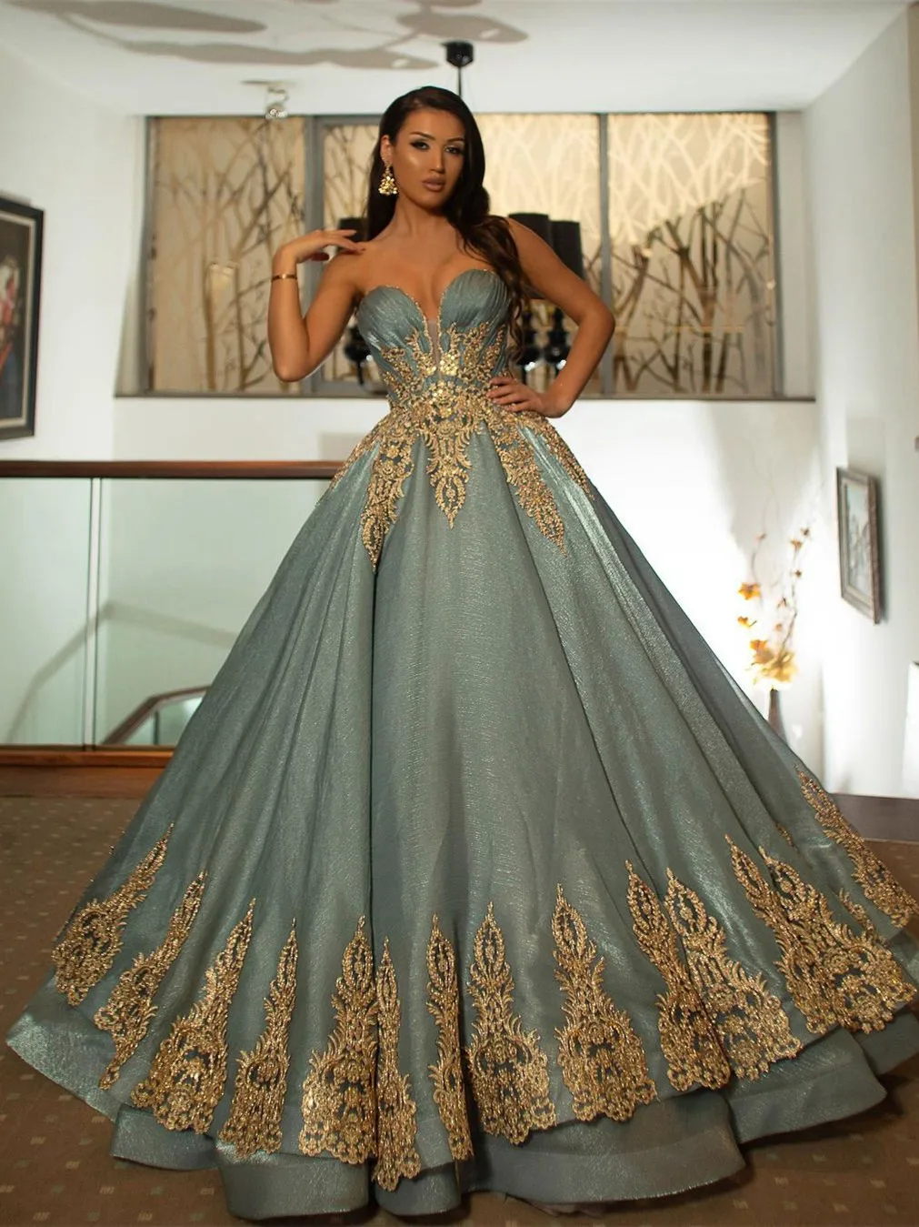 Elegant Strapless Ball Gown Prom Dresses Sweetheart Gold Appliques Long Women Pageant Dress Plus Size Evening Gown
Elegant Strapless Ball Gown Prom Dresses Sweetheart Gold Appliques Long Women Pageant Dress Plus Size Evening Gown