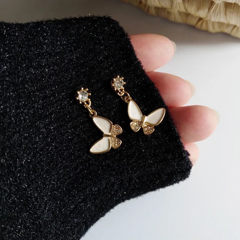 Fashion Geometry Butterfly Stud Earrings Women Cute Romantic Contracted Temperament Joker Mini Lovely Crystal Epoxy Earrings
Fashion Geometry Butterfly Stud Earrings Women Cute Romantic Contracted Temperament Joker Mini Lovely Crystal Epoxy Earrings