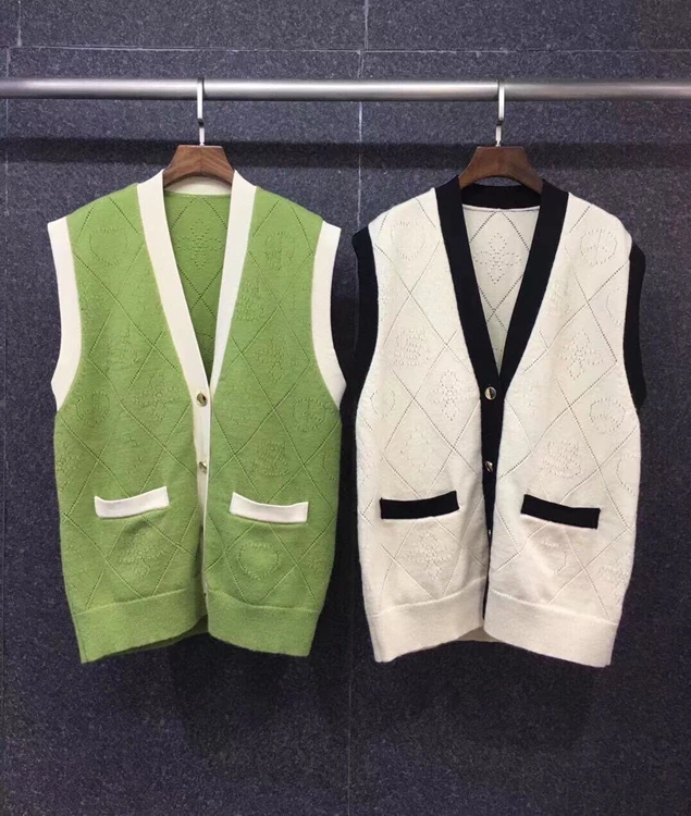2021 new women fashion V-neck color matching rhombus symmetrical pocket knitted waistcoat top 817
2021 new women fashion V-neck color matching rhombus symmetrical pocket knitted waistcoat top 817