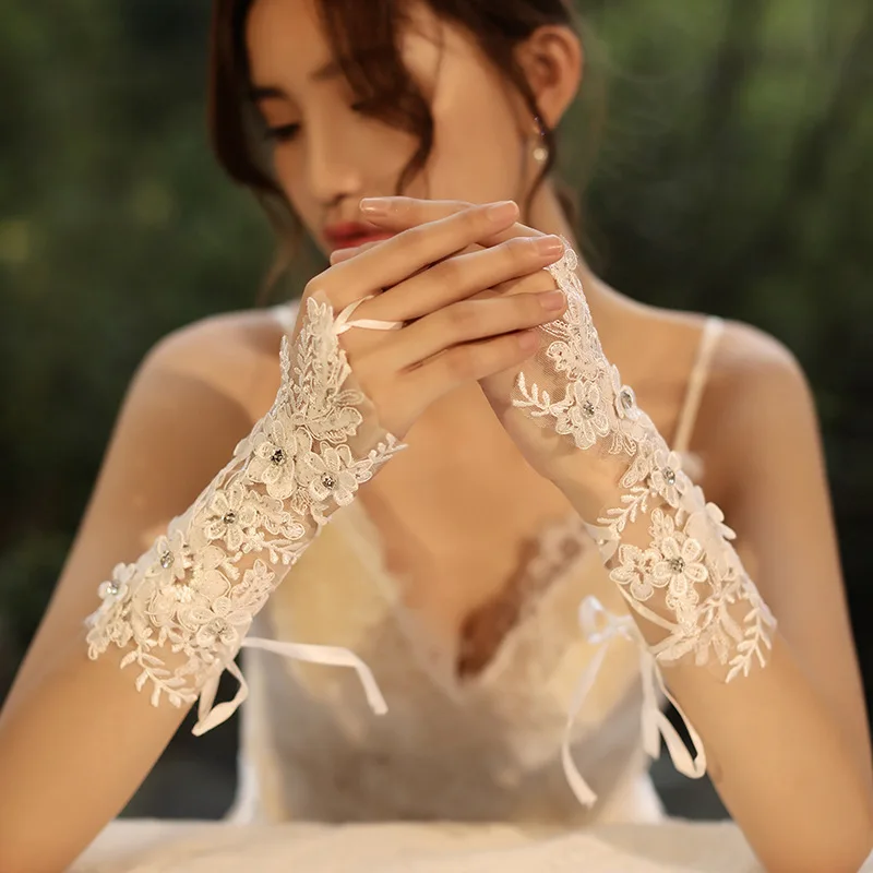 

Hottest Sale White Lace Cheap Wrist Length Bridal Gloves Fingerless Elegant Wedding Party Gloves