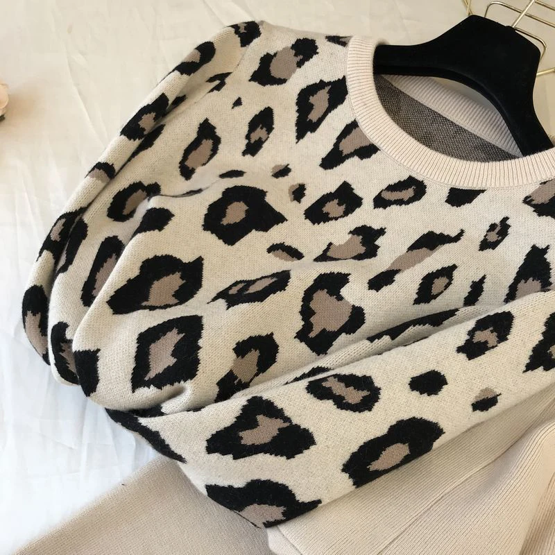 casual tracksuit Streetwear leopard printed knit two peice suit women long sleeve O-Neck sweater tops + solid color harem pants
casual tracksuit Streetwear leopard printed knit two peice suit women long sleeve O-Neck sweater tops + solid color harem pants