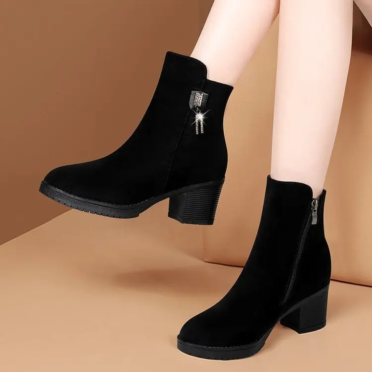 Женские ботильоны на молнии, с круглым носком, на толстом высоком каблуке
Женские ботильоны на молнии, с круглым носком, на толстом высоком каблуке