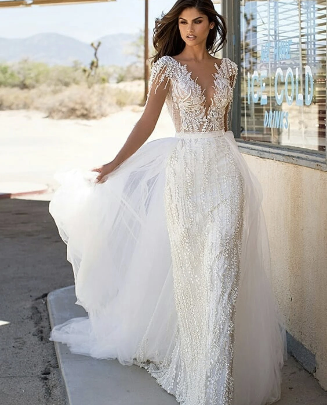 Свадебное платье с пышной юбкой Кепки, коротким рукавом, кружевной аппликацией и расшитые блестками и бисером с низким вырезом на спине пол ... 
Свадебное платье с пышной юбкой Кепки, коротким рукавом, кружевной аппликацией и расшитые блестками и бисером с низким вырезом на спине пол ...