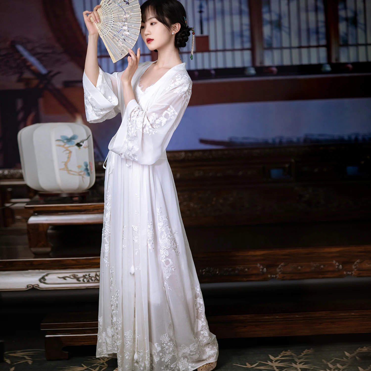 Spring Summer Original Design Women Chinese Vintage Exquisite Embroidery Loose See-through White Silk Maxi Dresses
Spring Summer Original Design Women Chinese Vintage Exquisite Embroidery Loose See-through White Silk Maxi Dresses