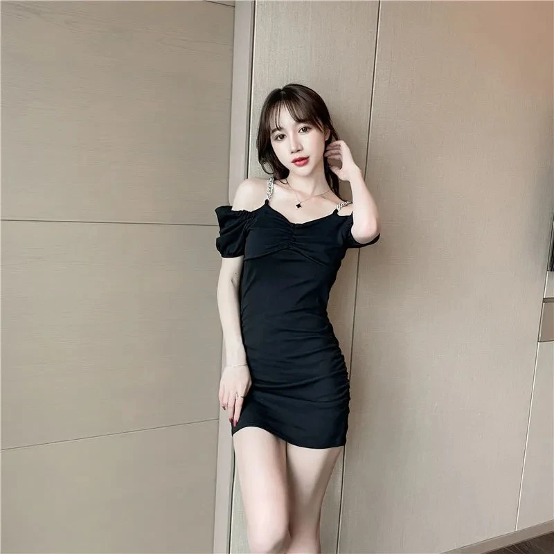 2021 Sexy one-line collar off-shoulder dress temperament ladies style slim slimming wrinkled hip skirt
2021 Sexy one-line collar off-shoulder dress temperament ladies style slim slimming wrinkled hip skirt