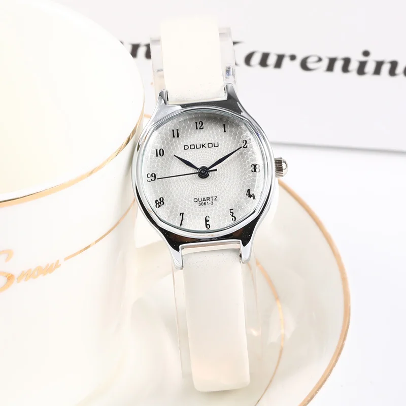 New Fashion Retro Vintage Leather Women Small Watches Designer Blue Pointer Simple Number Dial Fashion Ladies Quartz Wristwatch
New Fashion Retro Vintage Leather Women Small Watches Designer Blue Pointer Simple Number Dial Fashion Ladies Quartz Wristwatch
