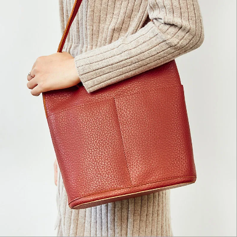 Bucket bag autumn winter new female head layer cowhide fashionable large capacity single shoulder female son mother big bag 
Bucket bag autumn winter new female head layer cowhide fashionable large capacity single shoulder female son mother big bag