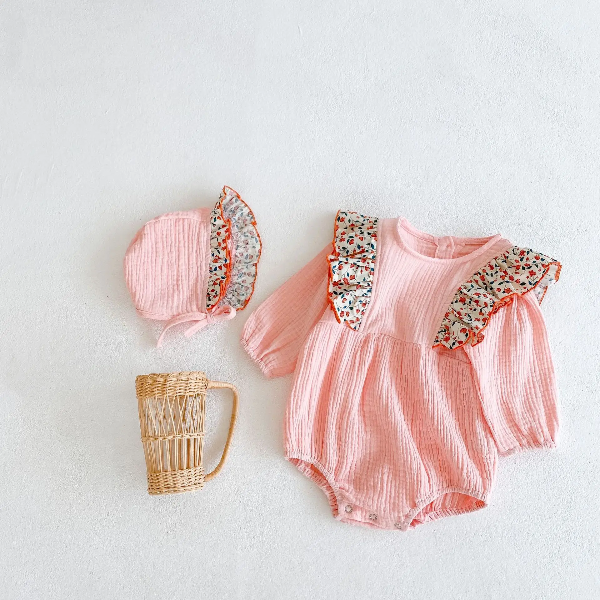 Factory price 2022 Baby's double-layer cotton cloth baby's floral cute flying sleeve triangle long sleeve romper
Factory price 2022 Baby's double-layer cotton cloth baby's floral cute flying sleeve triangle long sleeve romper