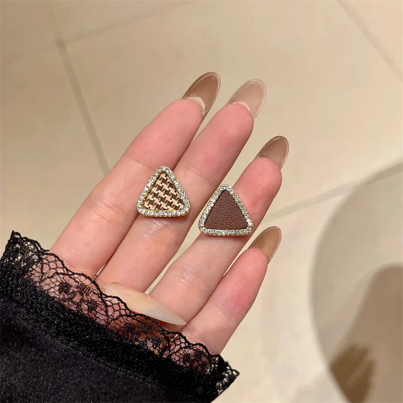 Vintage Cloth Crystal Triangle Earrings for Women Young Girl Valentines Day Gift Korean Fashion Stud Earring Jewelry Accessories
Vintage Cloth Crystal Triangle Earrings for Women Young Girl Valentines Day Gift Korean Fashion Stud Earring Jewelry Accessories