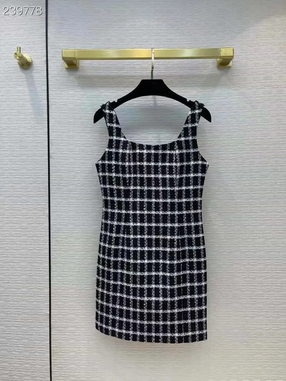 2021 Vintage Fashion Runway Autumn Sexy Dresses Women Spaghetti Strap Slash Neck Sleeveless Plaid Print Tweed Mini Dress
2021 Vintage Fashion Runway Autumn Sexy Dresses Women Spaghetti Strap Slash Neck Sleeveless Plaid Print Tweed Mini Dress