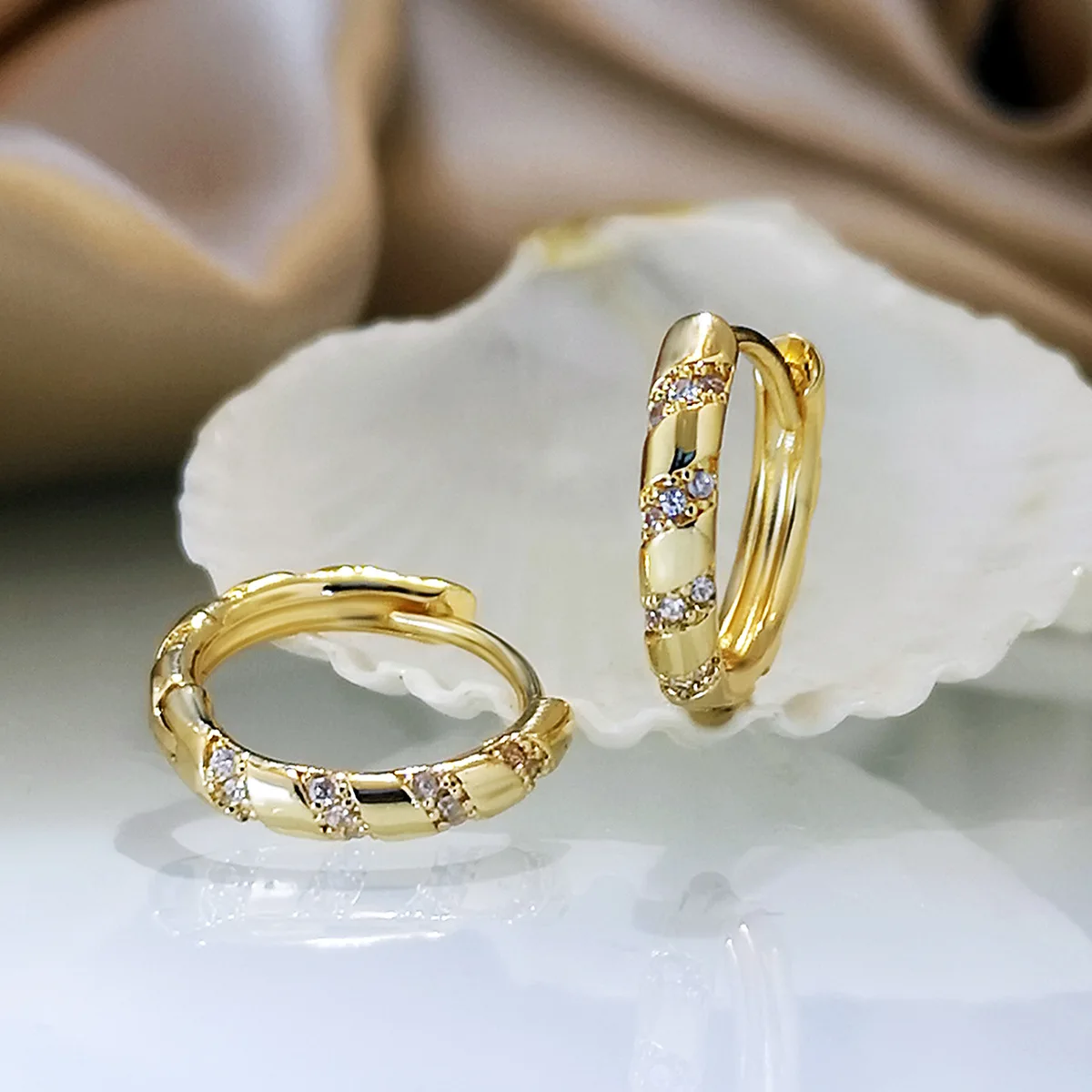 Retro Luxury Fashion New Golden Round Earrings Ear Clips Inlaid Zircon Jewelry for Women Girl Party Jewelry Gift
Retro Luxury Fashion New Golden Round Earrings Ear Clips Inlaid Zircon Jewelry for Women Girl Party Jewelry Gift
