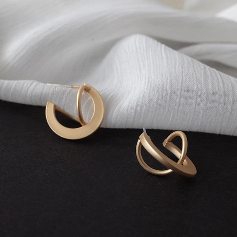 UILZ Trendy Matte Gold Color Twisted Stud Earrings for Women Minimalist Small Studs Simple Geometric Metal Bijoux UE2615
UILZ Trendy Matte Gold Color Twisted Stud Earrings for Women Minimalist Small Studs Simple Geometric Metal Bijoux UE2615