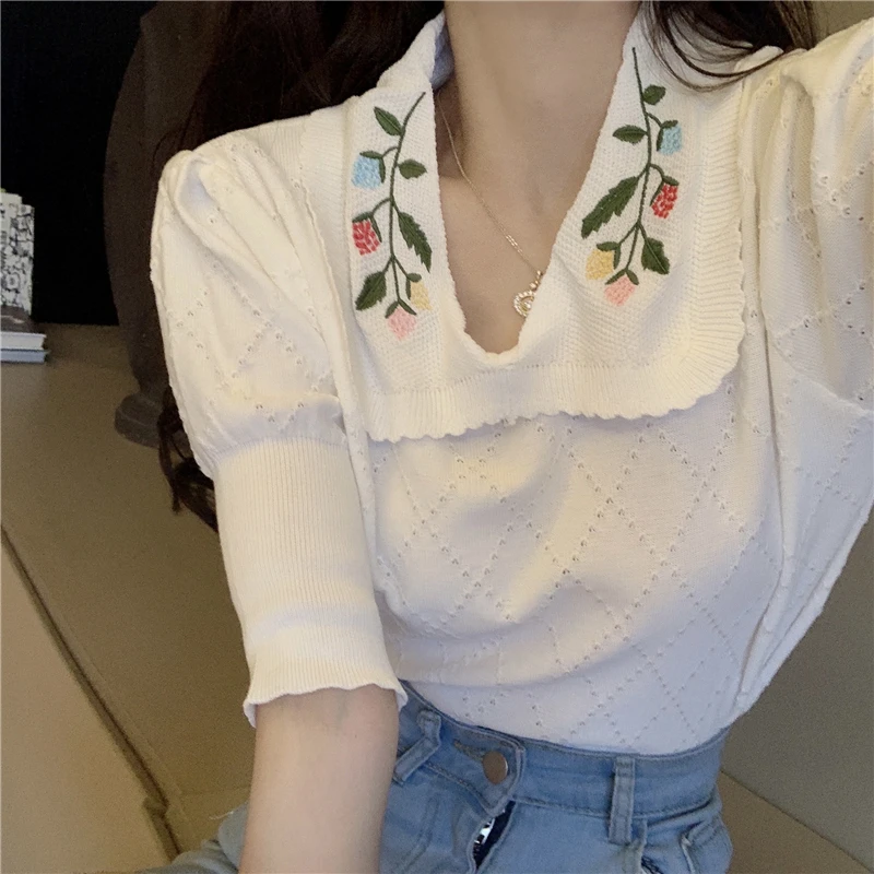Korean Sweet Woman Chic Floral Embroidery Doll Collar Knitted T-shirt Women Fashion Puff Sleeve White Tops Vintage Knit Tees 
Korean Sweet Woman Chic Floral Embroidery Doll Collar Knitted T-shirt Women Fashion Puff Sleeve White Tops Vintage Knit Tees