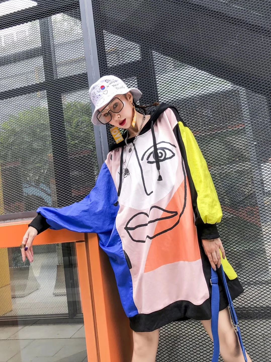 Tide brand loose large size female sweater color matching long hooded to increase the long section sweater 200 kg
Tide brand loose large size female sweater color matching long hooded to increase the long section sweater 200 kg