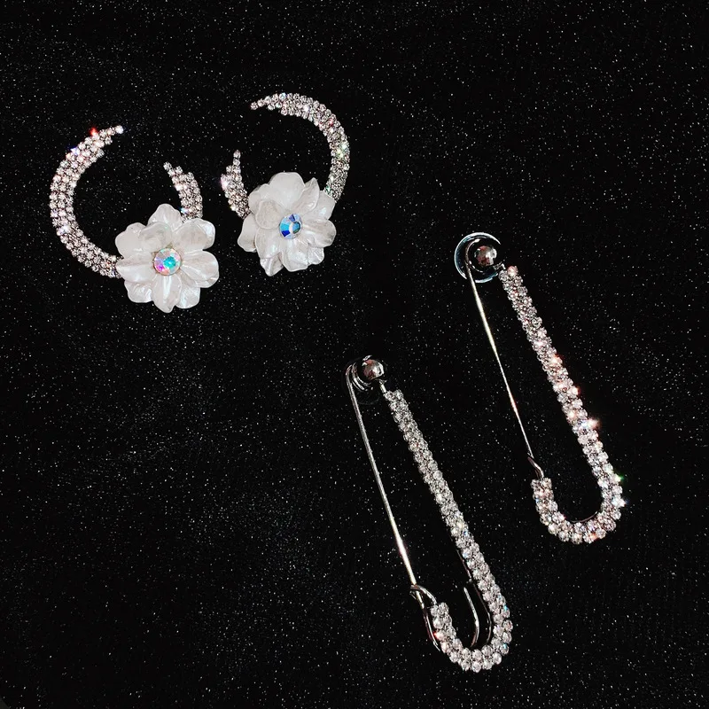 LOVOACC Exaggeration Bling Rhinestone Flower Paperclip Earrings for Women White Resin Floral Moon Pin Drop Earrings Instajewelry
LOVOACC Exaggeration Bling Rhinestone Flower Paperclip Earrings for Women White Resin Floral Moon Pin Drop Earrings Instajewelry