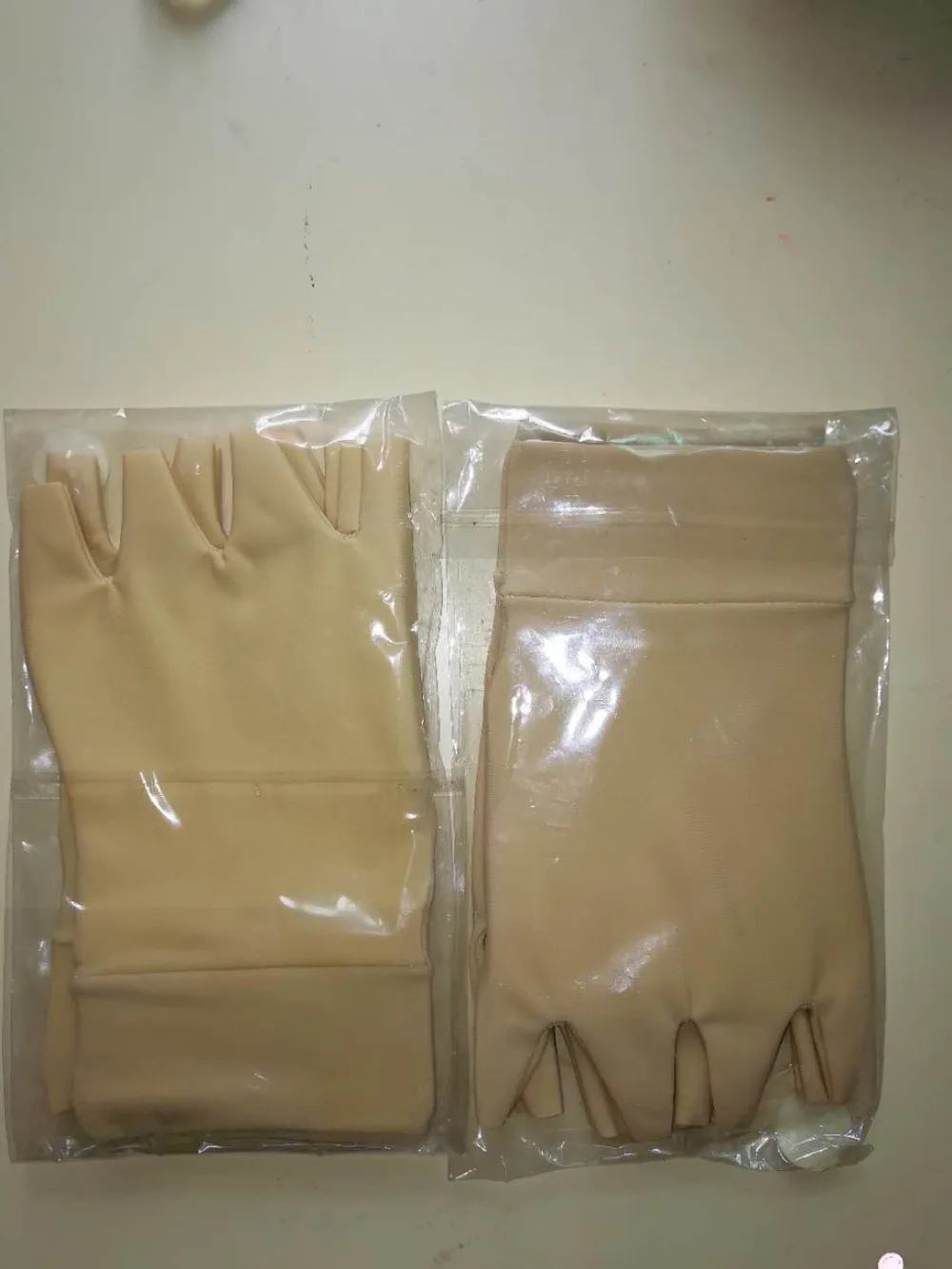 New 100 pcs Half Finger Arthritis Gloves Carpal Hand Ache Pain Rheumatoid THERAPY Health Care nylon Free Shipping
New 100 pcs Half Finger Arthritis Gloves Carpal Hand Ache Pain Rheumatoid THERAPY Health Care nylon Free Shipping