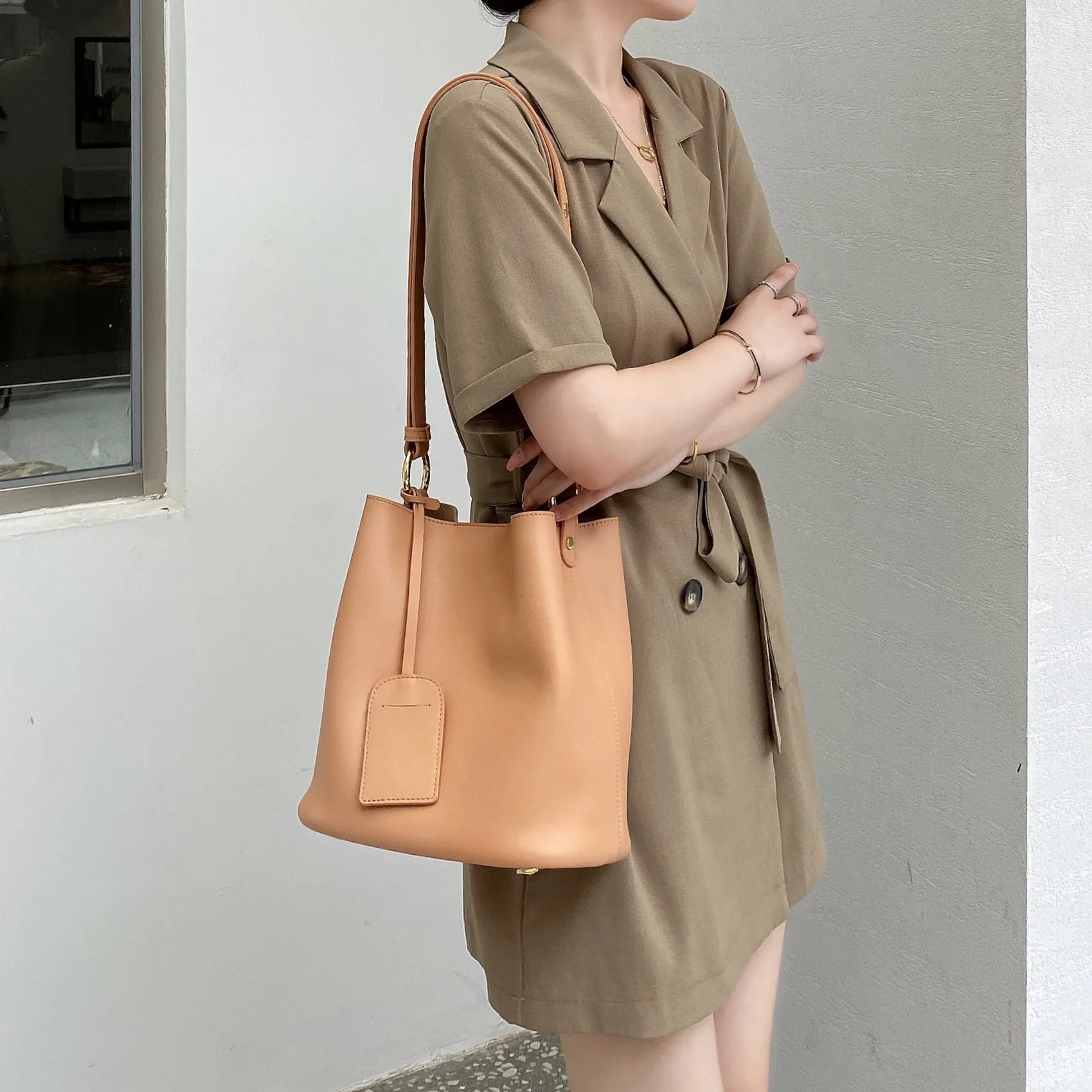 2021 New Design Leather Large Capacity Bucket Bag Fashion Messenger Bag Multifunctional Tote Handbag Bag For Women
2021 New Design Leather Large Capacity Bucket Bag Fashion Messenger Bag Multifunctional Tote Handbag Bag For Women