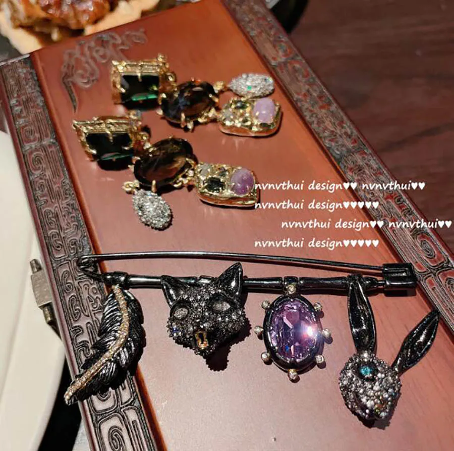 black zircon fox rabbit pendant brooch classic snake ring for women Champagne vintage green flash diamond luxurious ear clip
black zircon fox rabbit pendant brooch classic snake ring for women Champagne vintage green flash diamond luxurious ear clip